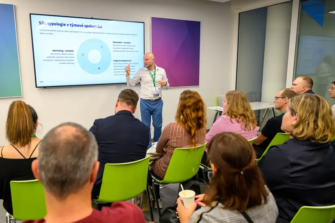 Petr Němeček vede workshop pro obchodníky